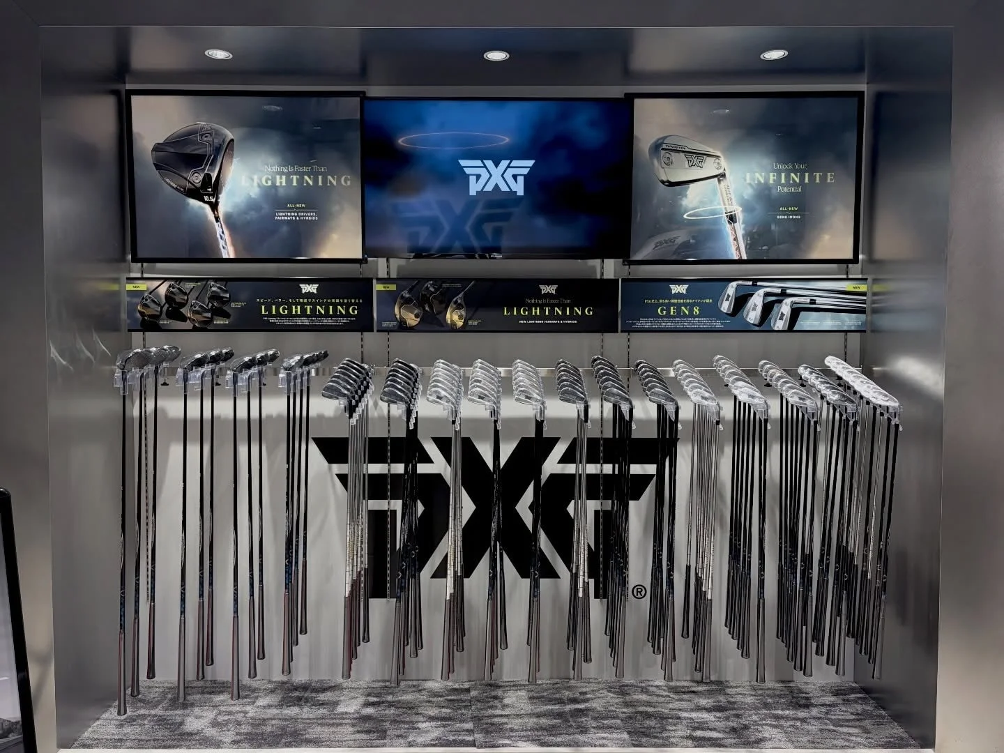 PXGのゴルフ用品が展示された店舗の様子。最新のLIGHTNINGドライバーやGEN8アイアンなど、様々なゴルフクラブが整然と並べられ、製品情報がディスプレイやパネルで紹介されています。