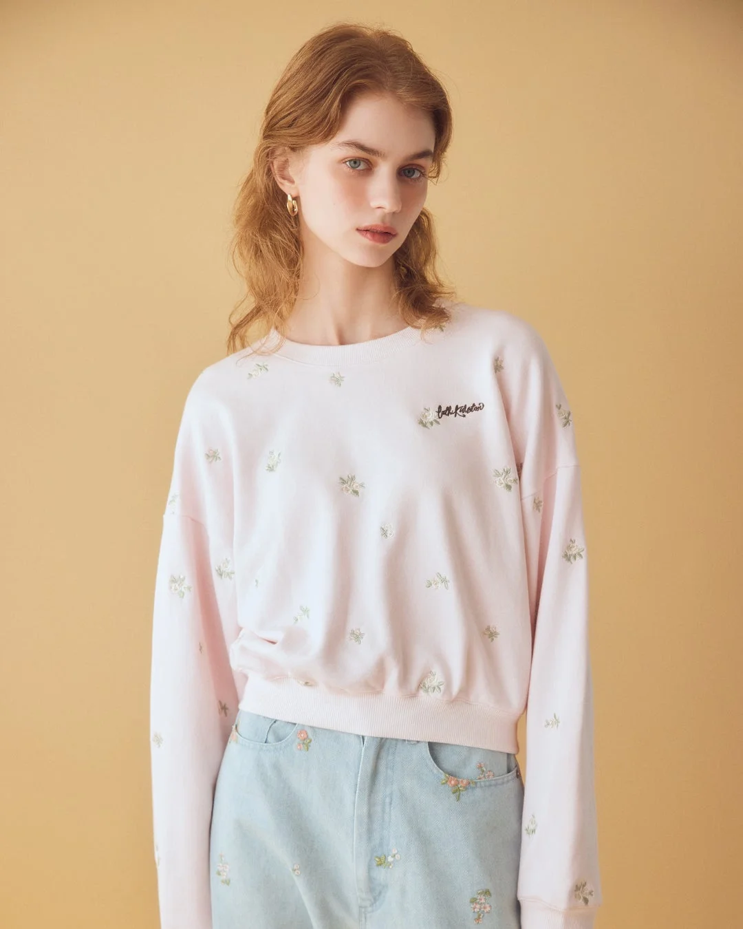 ピンクのFloral Garden Embroideryスウェットを着用したモデル