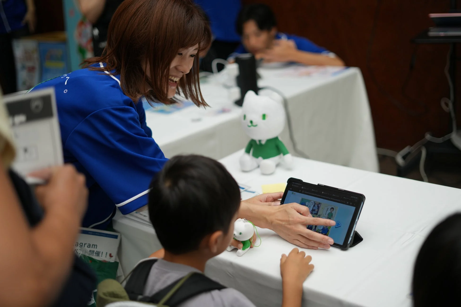 教育イベント,子供,女性,タブレット,ぬいぐるみ,笑顔,交流,学習