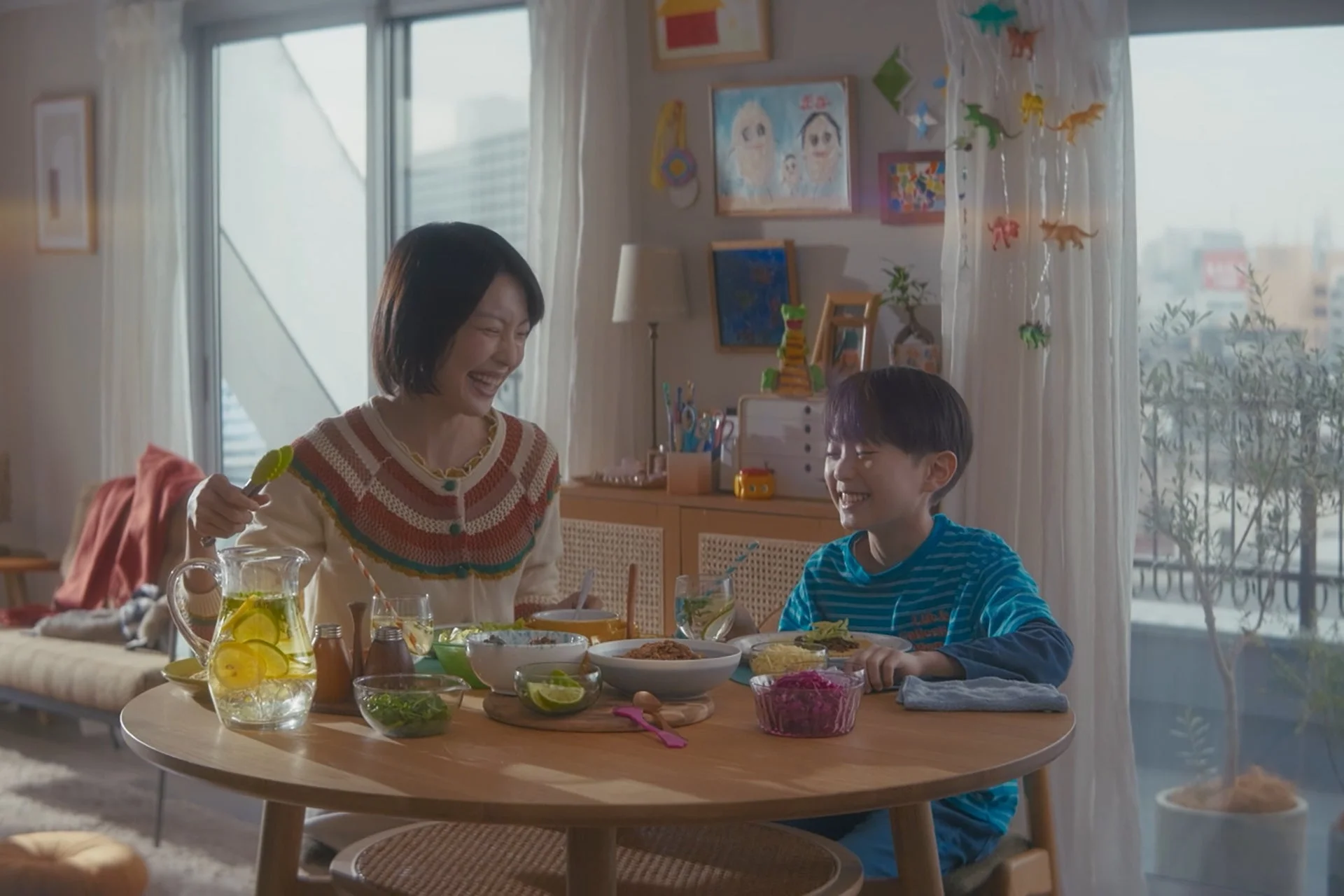 親子で食事をする様子