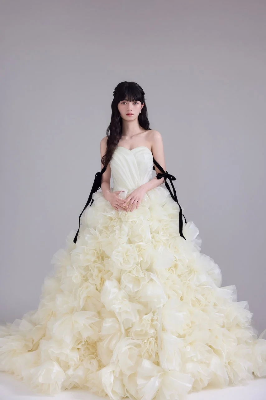 ボリュームフリルドレスと黒リボン