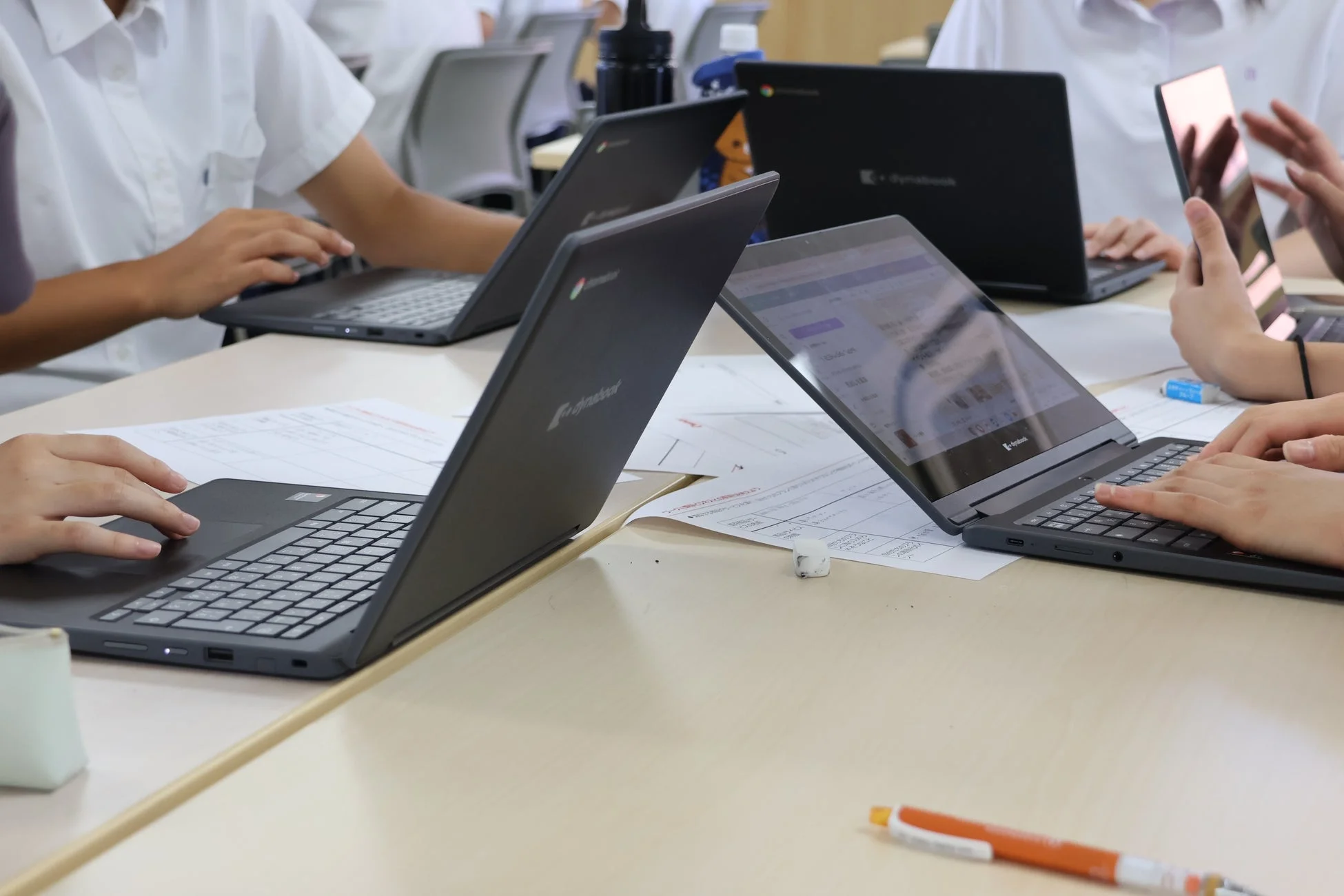 Chromebookを使う生徒たち