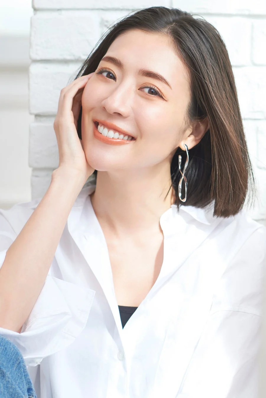 白いシャツを着たショートヘアのアジア人女性
