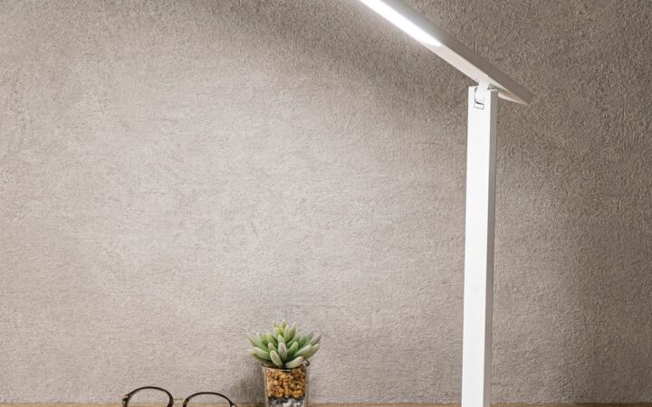 明るさ調整も消し忘れも、ライトにおまかせ！2つのセンサー搭載で便利な「LED センサーデスクライト(L10)」を新発売